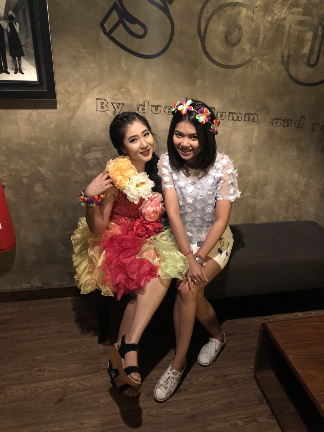 พร้อมเช่า ชุดแฟนซีสั้น ชุดราตรี ไหล่เฉียง สีรุ้ง กระโปรงระบายฟูสวย ฟรุ้งฟริ้ง