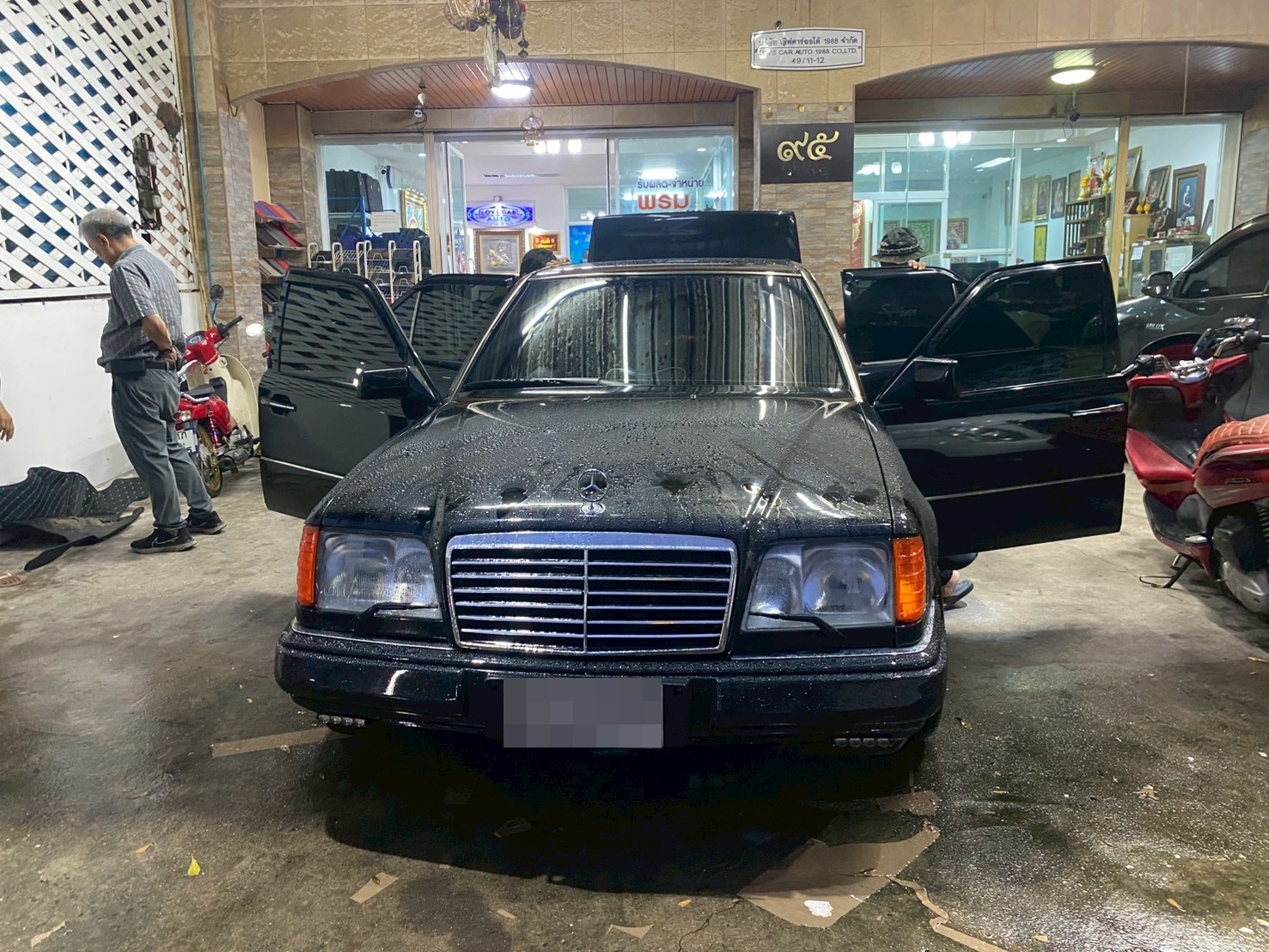 พรมรถยนต์ Benz 300e W124 ปูพรมVVIP สีดำด้ายทอง + ท้าย เสริมด้วยพรมดักฝุ่นสีเทา