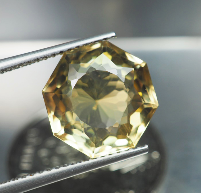 พลอยซิทรินสีเหลือง 2.55 กะรัตทรงแปดเหลี่ยม