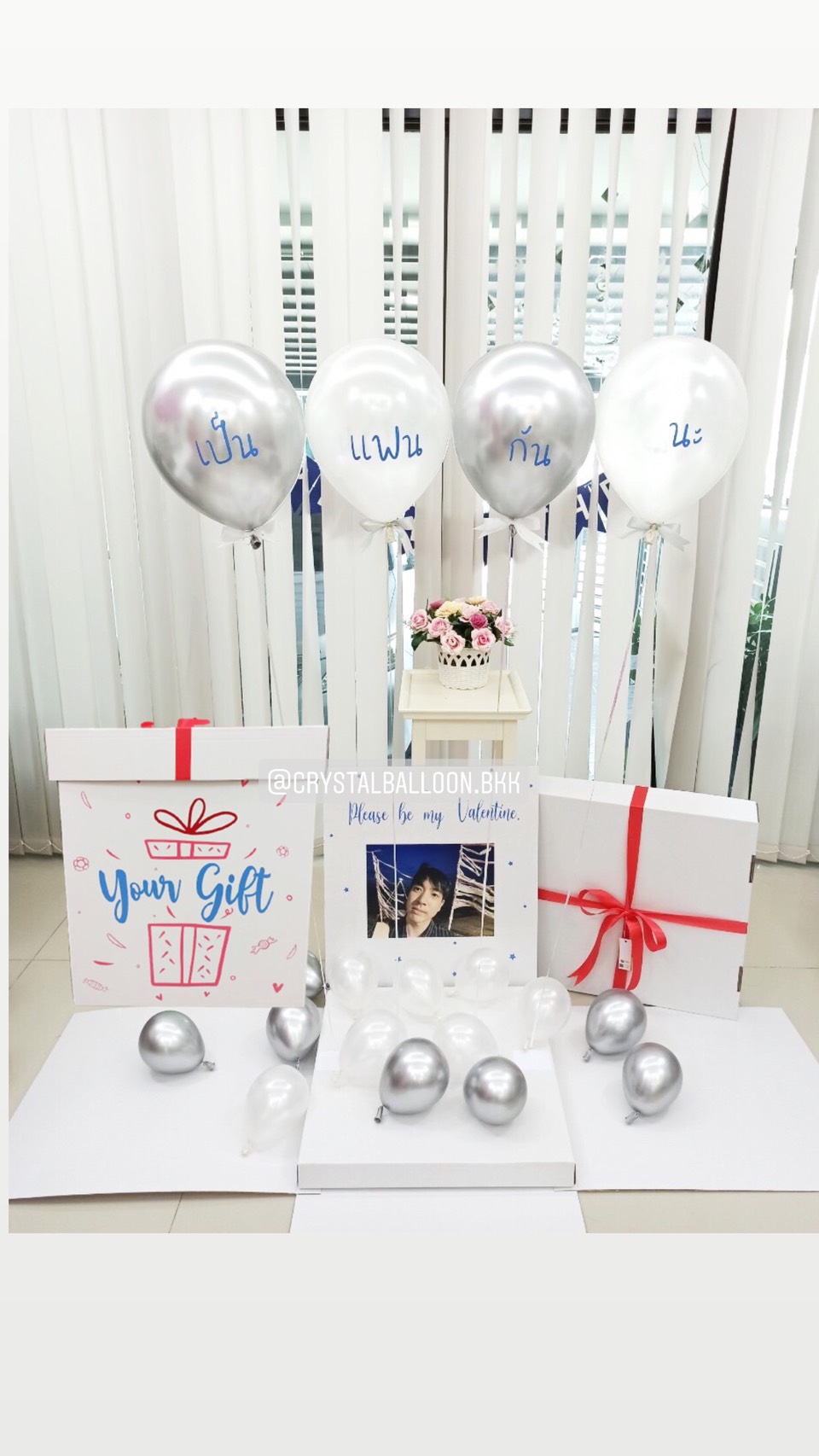 Surprise Box กล่องเซอร์ไพรส์ขอเป็นแฟน โทนสี เงิน-ขาว พร้อมตกแต่ง ช่อลูกโป่ง 1 ช่อ,สามารถใส่รูปได้ 2 ใบ