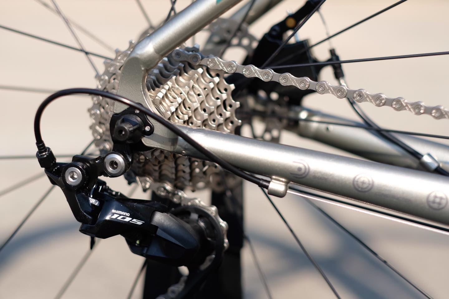 จักรยานเสือหมอบ JAVA SILURO 6 DISC ล้อ/แฮนด์/ตะเกียบ คาร์บอน ชุดขับ Shimano 22 Speed 105 mix Deca (2x11) ได้รับการรองรับมาตรฐาน 𝗨𝗖𝗜