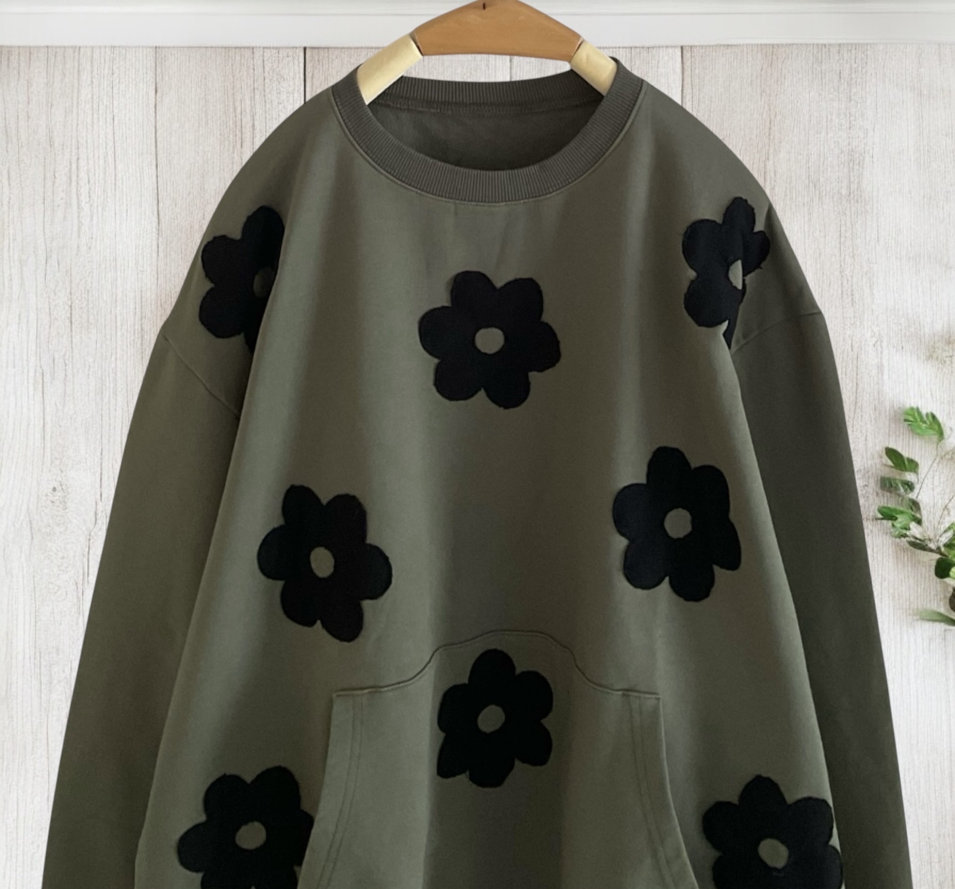เสื้อยืดลายปักดอกไม้แต่งกระเป๋า