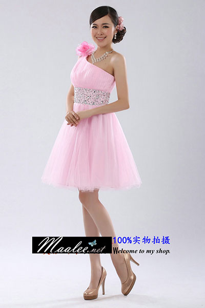 พร้อมเช่า ชุดราตรีสั้น บ่าเฉียง สีชมพูอ่อน อกจับจีบตีเกล็ด ประดับดอกกุหลาบบนไหล่ ปักเลื่อมหรูรอบเอว