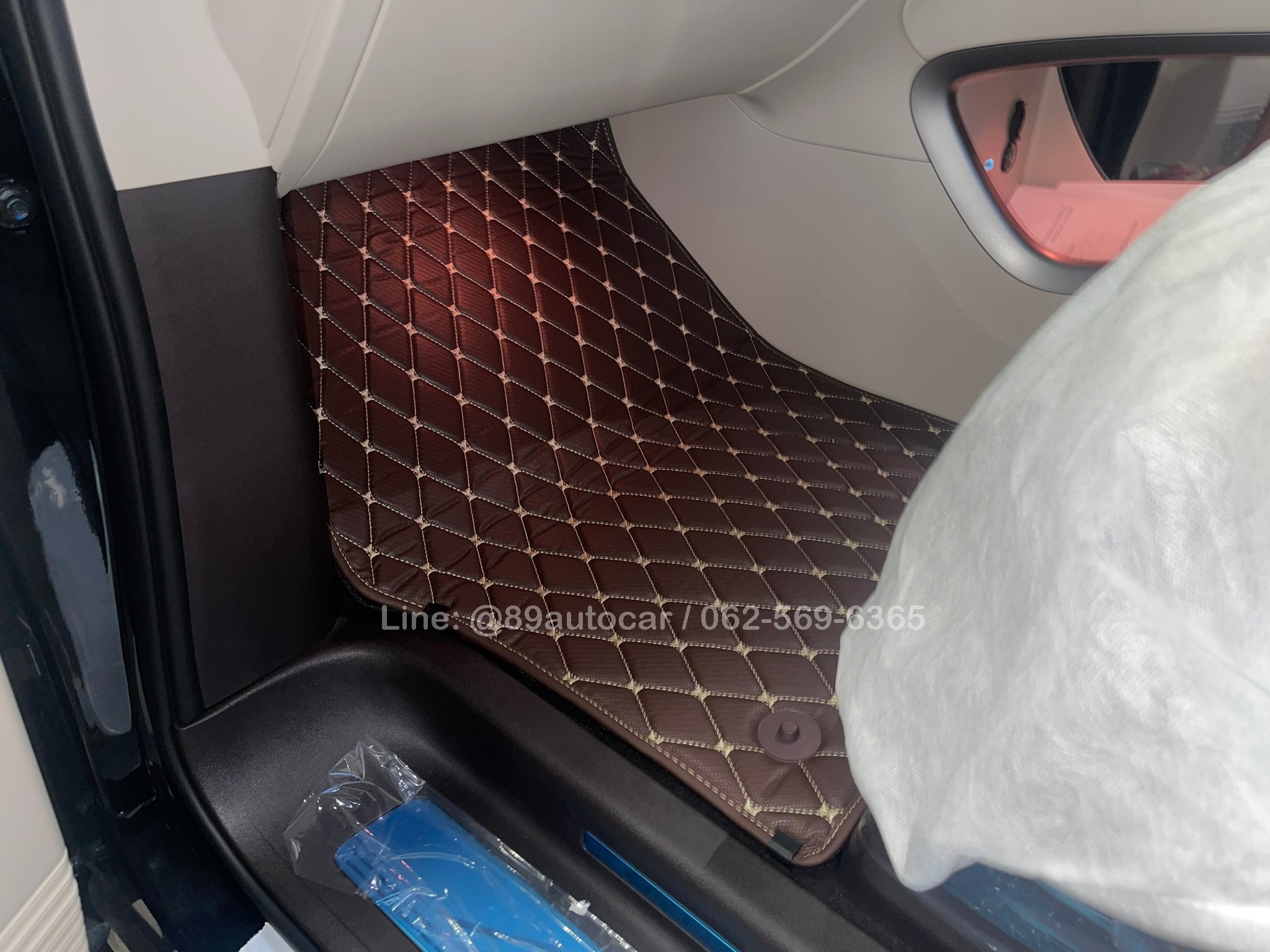 พรมรถยนต์ Denza D9 ปูพรม6D สีกาแฟลายเคฟล่า เต็มคัน