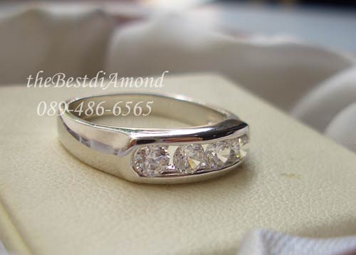 BR963RD+++แหวนล็อค 4 เม็ด+++แหวนแถวงามๆอีกแบบ โชว์เพชรขนาด 12 ตัง จำนวน 4 เม็ด แวววาวมากๆๆ ใส่ติดนิ้วได้ทุกโอกาส แบบนี้ใส่เป็นแหวนคู่ได้เลยค่ะ