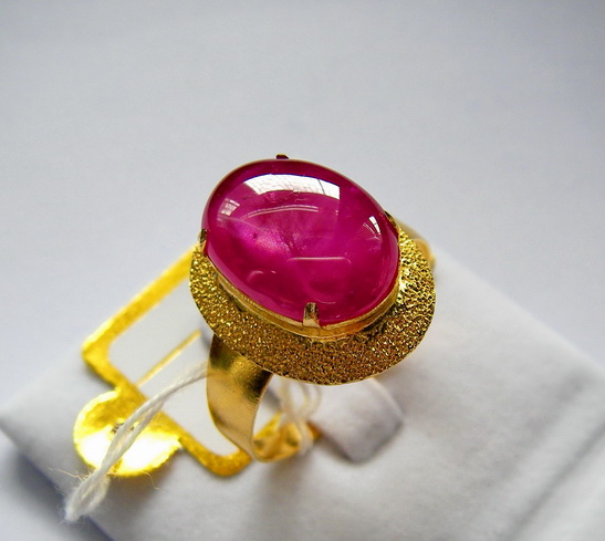 ทับทิมพม่า Ruby Burma ติด Star เนื้อแก้ว สีแดงเลือดนกอมชมพู ขนาด 14.60x10.86x4.43 mm. นน.7.85 ct.