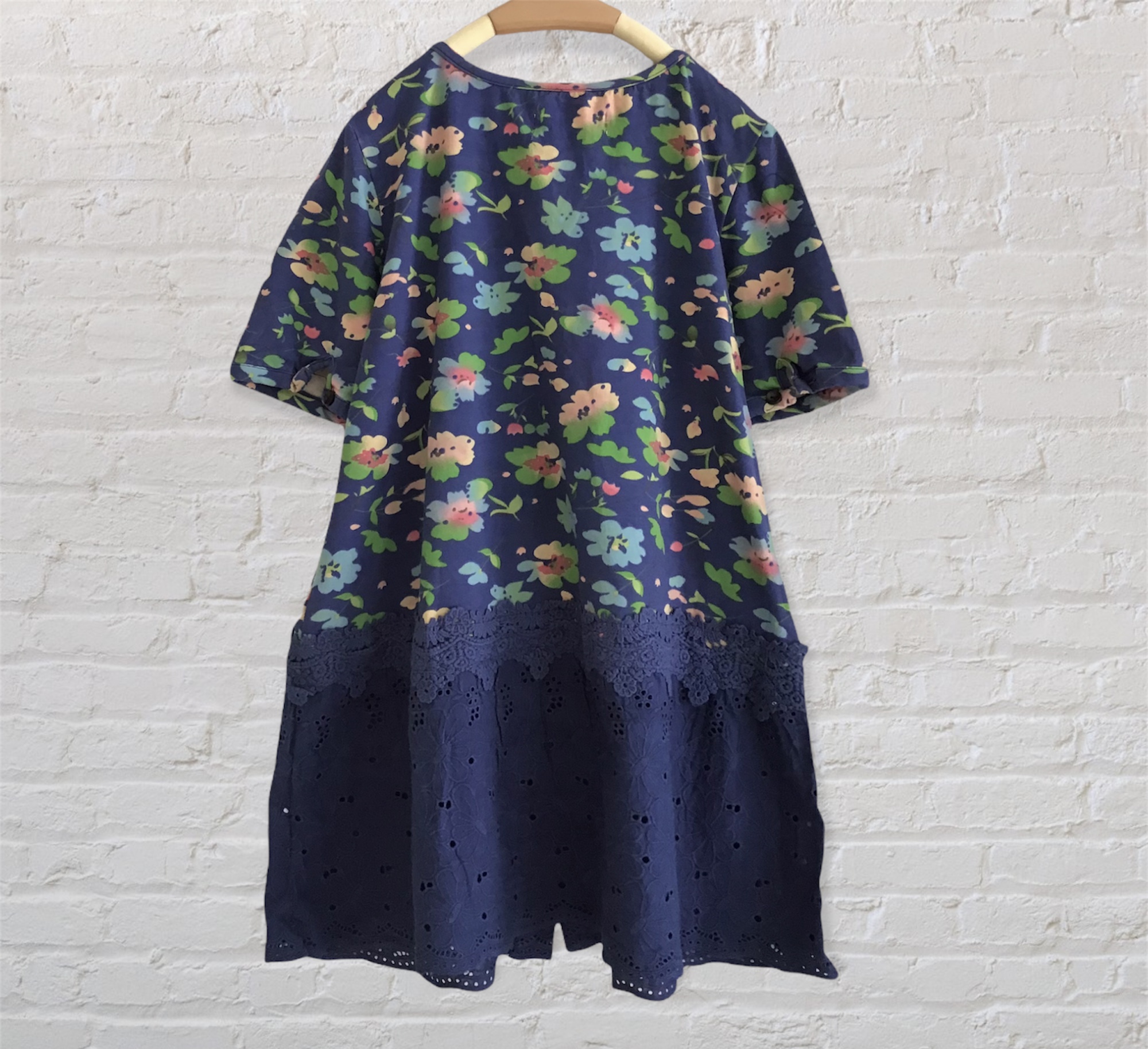 เสื้อยืดแต่งชายลูกไม้ R.F.V