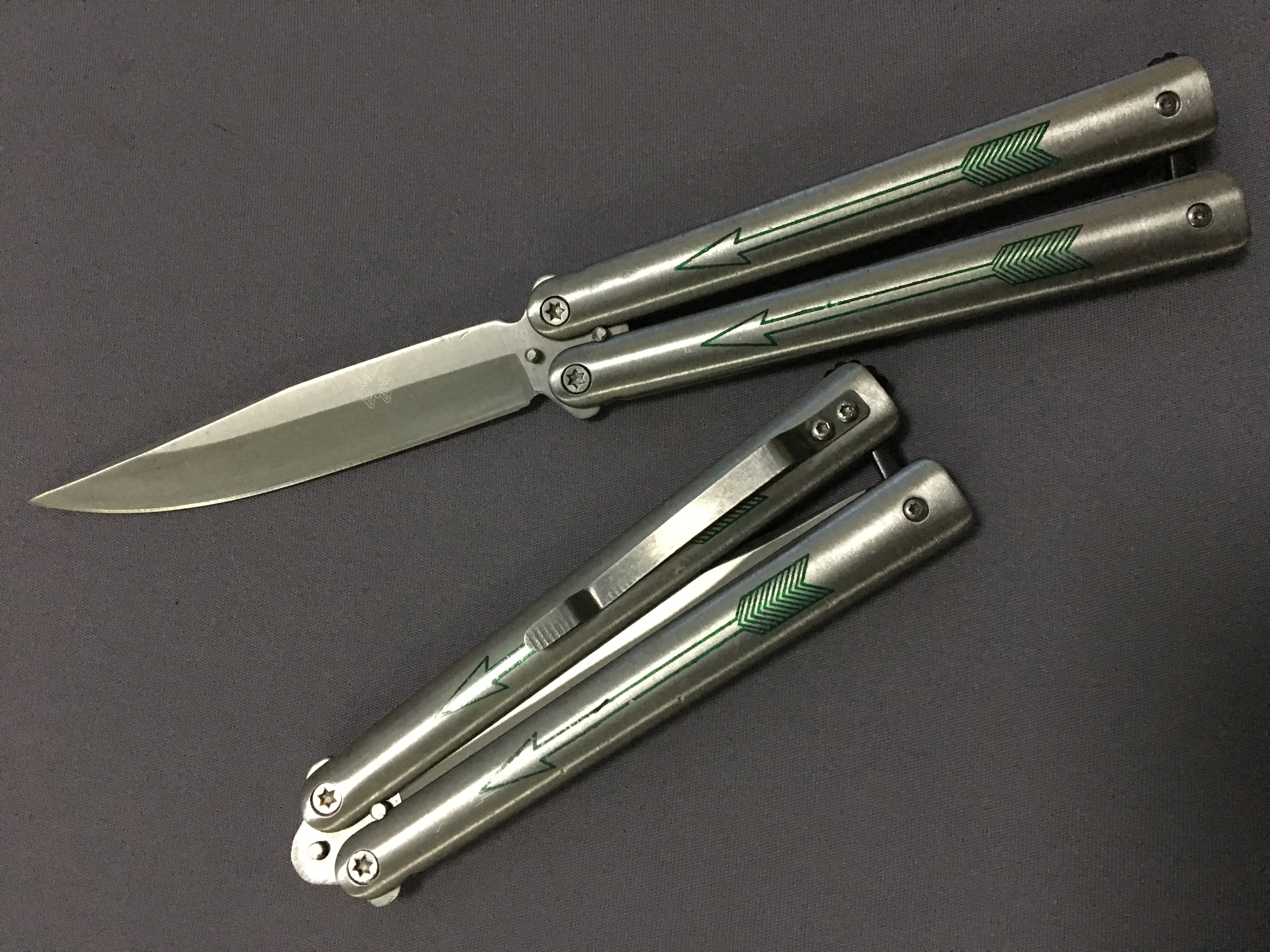 มีดบาลีซอง Balisong มีดควง มีดปีกผีเสื้อ ลายลูกศร ใบเงิน มีคม ขนาด 8.5 นิ้ว BLA038