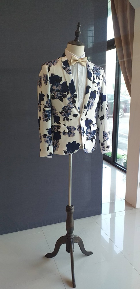 พร้อมเช่า ชุดสูท สูทชาย สีขาว พิมพ์ลายดอกไม้โทนน้ำเงิน แนวแฟนซี (ไม่มีเสื้อกั๊ก)