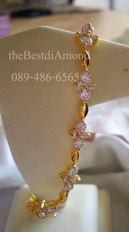 BC008===สร้อยข้อมือเพชรรูปดอกจิกรอบวง=== ดีไซน์น่ารักๆ เป็นรูปดอกไม้ คั่นด้วยทองที่ออกแบบเป็นปล้องๆ ดูลงตัว งานเหมือนจริงสุดๆ หรูหราพอสมควร