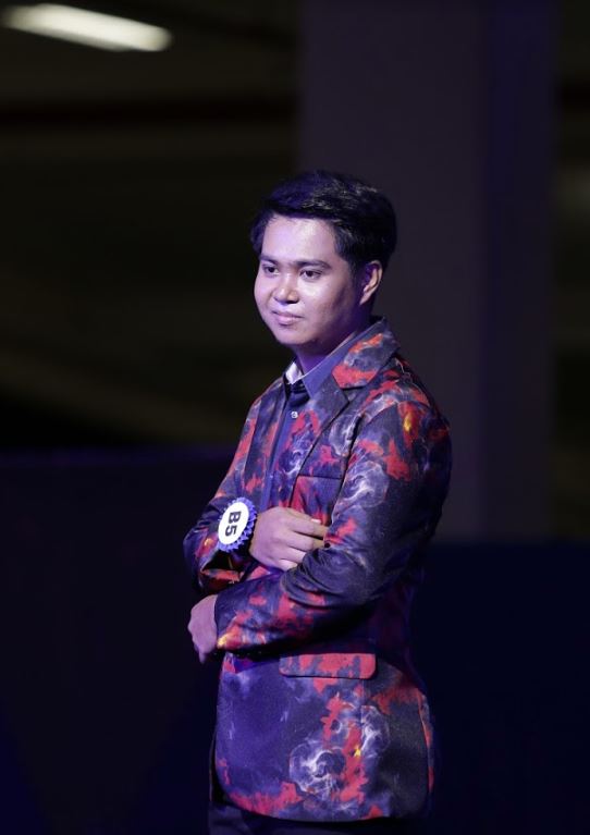 พร้อมเช่า เสื้อสูทชาย สีแดงดำ พิมพ์ลายกราฟฟิก กับกางเกงสีดำ