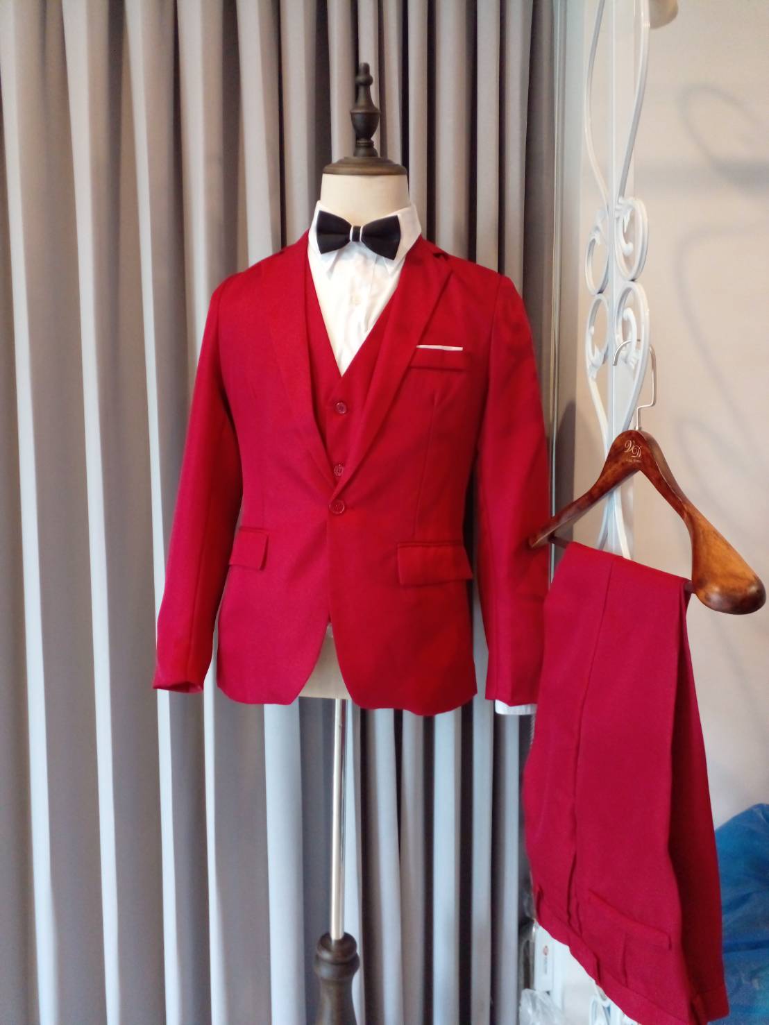 พร้อมเช่า ชุดสูทชาย (สูทแฟชั่น) เนื้อผ้าใส่สบาย สีแดง (มีเสื้อกั๊ก)
