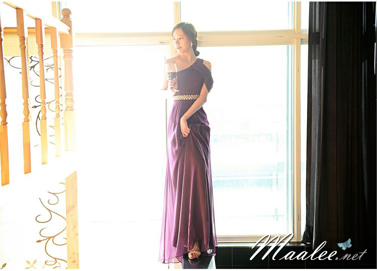 พร้อมเช่า ชุดราตรียาว เกาะอกไหล่เดียว อกจับจีบ เปิดไหล่ซ้ายแบบเปรี้ยว ปักเลื่อมช่วงเอว สีม่วง