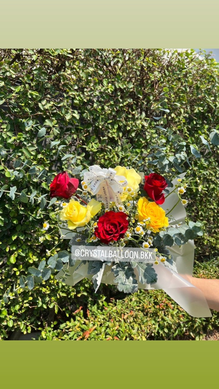 Fresh Flower Small Bouquet ดอกกุหลาบแดง 3 ดอก พร้อม ดอกกุหลาบเหลือง 3 ดอก พร้อมตกแต่ง สามารถเปลี่ยนสีได้