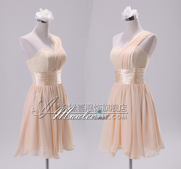 พร้อมส่ง ชุดราตรีสั้น บ่าเฉียง สีครีม คอเว้า Sweet Heart คาดเอวผ้าซาติน