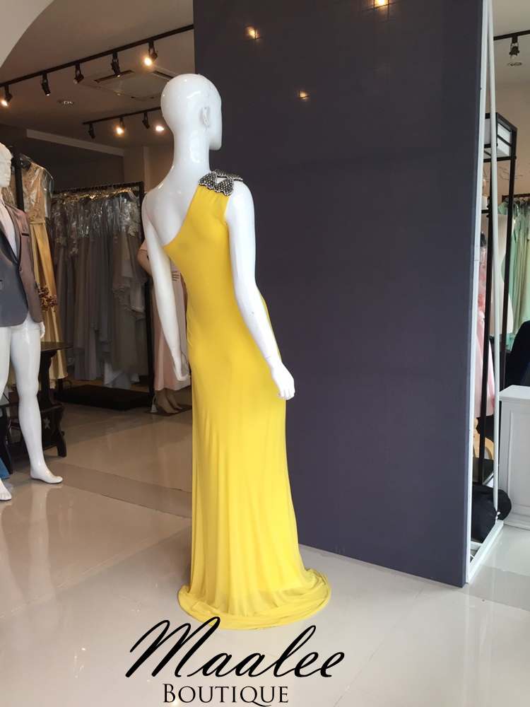 พร้อมเช่า ชุดราตรียาว ไหล่เฉียง สีเหลือง เข้ารูปทรงหางปลา