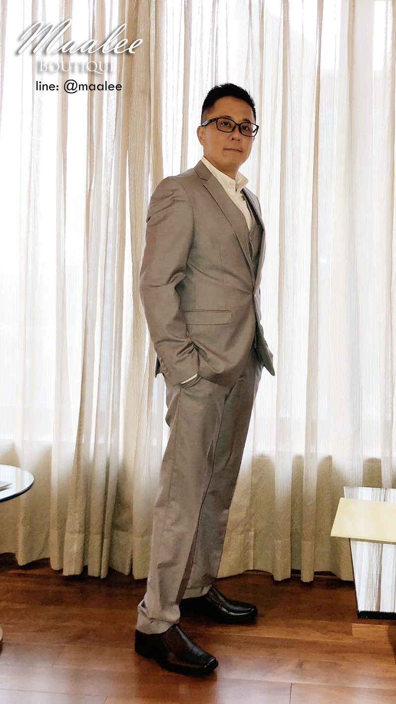 พร้อมเช่า ชุดสูทชาย สีเทาอ่อน เข้ารูป พร้อมเสื้อกั๊ก