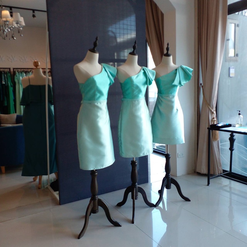 พร้อมเช่า ราตรีสั้น ไหล่เดียว ชุดเดรสเดรสเนื้อไหม ทรงเข้ารูป แต่งระบาย สีเขียวมิ้นต์