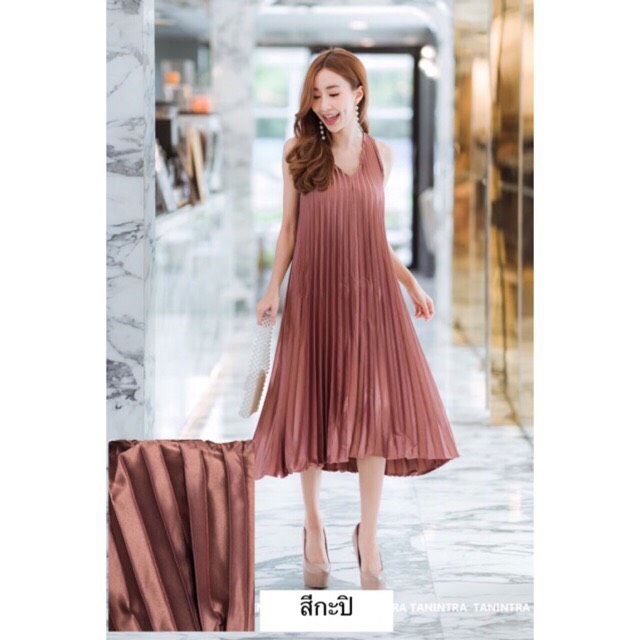 พร้อมเช่า เดรสแขนกุดอัดพลีท ผ้าสวยเงา เนื้อผ้าหนา นิ่ม ใส่สบาย สีกะปิ