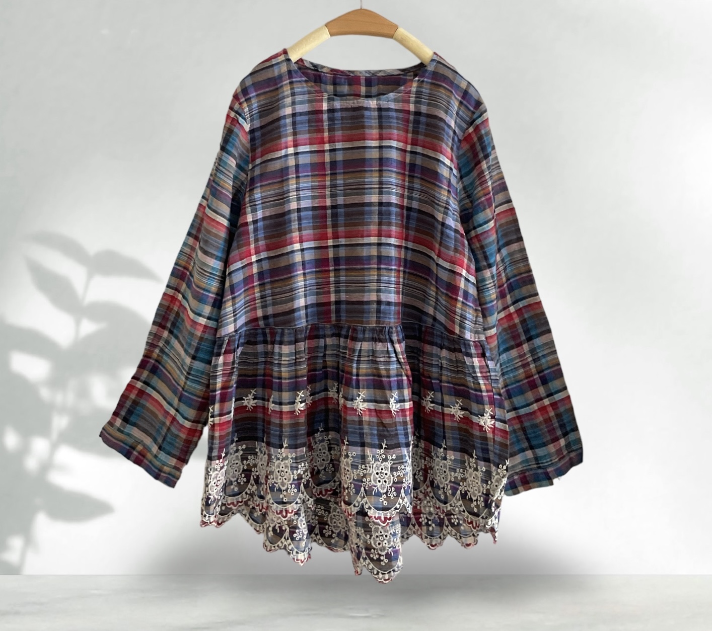 เสื้อผ้าฝ้ายลายสก็อตปักลาย