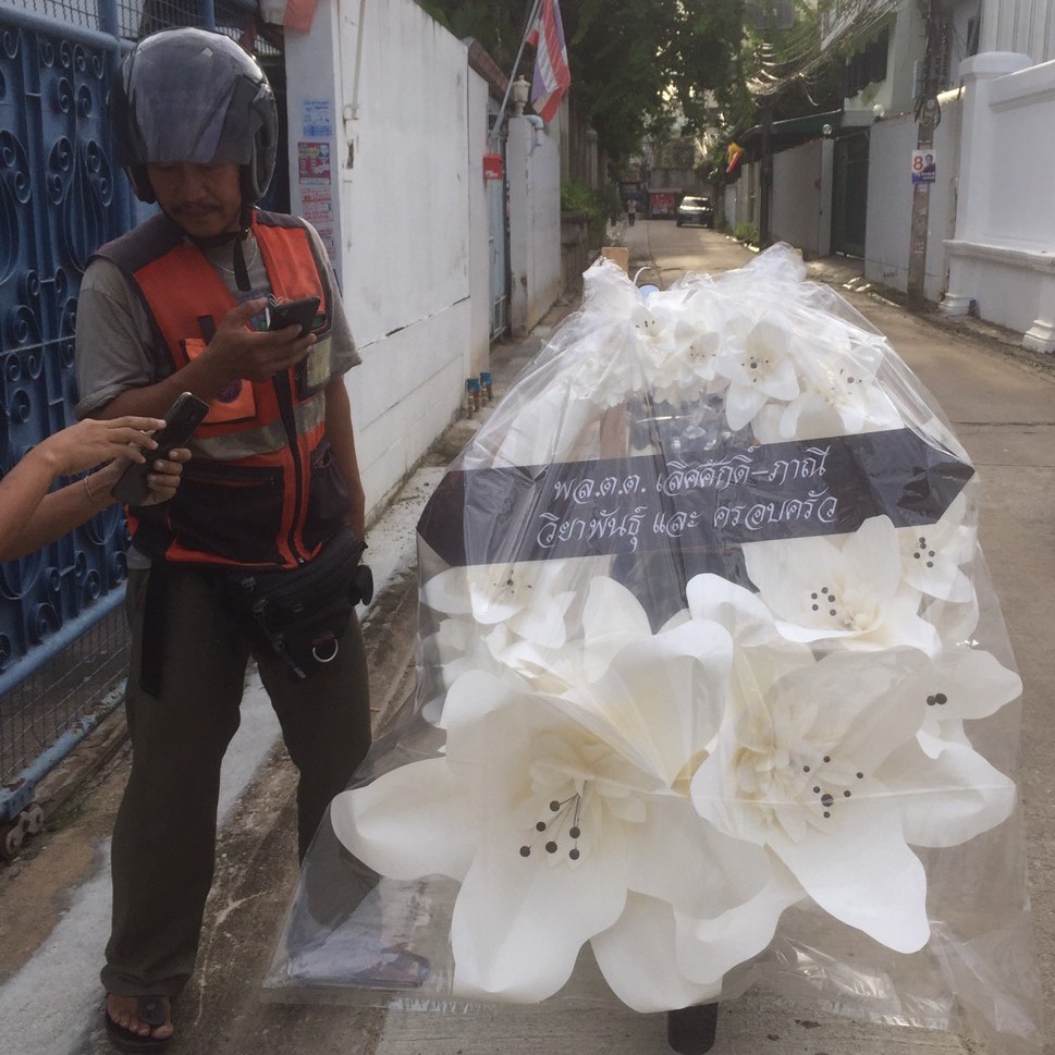 พวงหรีด - กุหลาบขาว | พวงหรีดดอกไม้กระดาษ | ส่งฟรีเฉพาะพื้นที่กรุงเทพฯ-ปริมณฑล