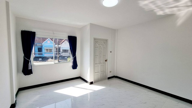 ขายทาวน์เฮ้าส์หมู่บ้านกรุงทอง 2 ชั้น 2 ห้องนอน 1 ห้องน้ำ รีโรเวทใหม่ พร้อมเข้าอยู่ ฟรีโอน