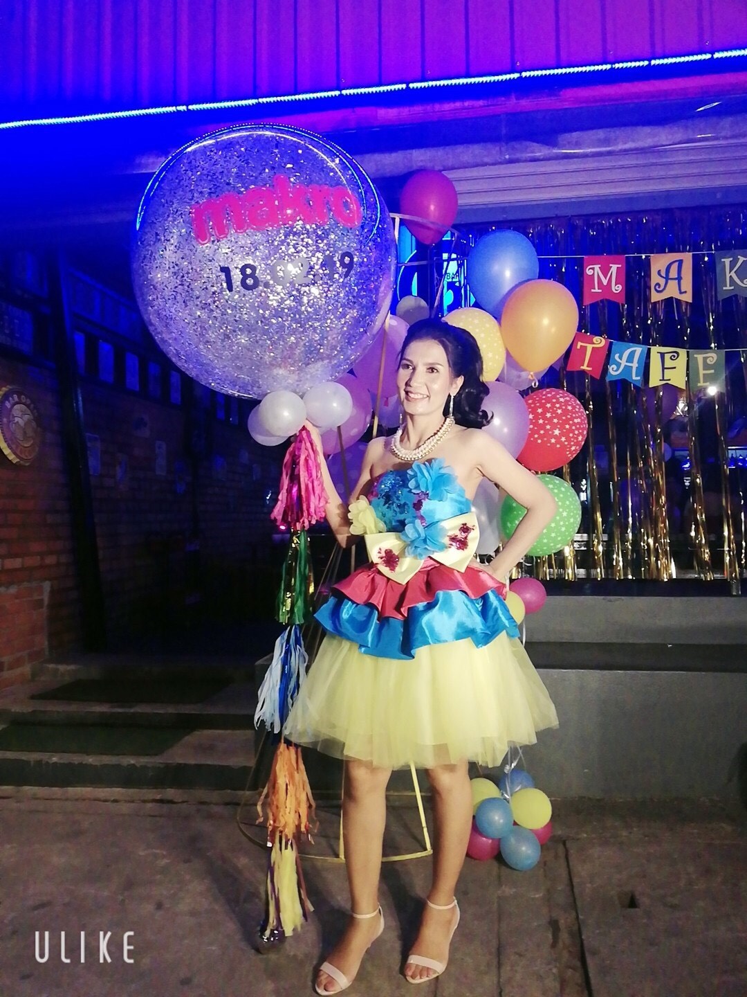 พร้อมเช่า ชุดแฟนซี ชุดราตรีสั้น เกาะอกกระโปรงระบาย สีหวาน แต่งดอกไม้และโบว์ที่เอว