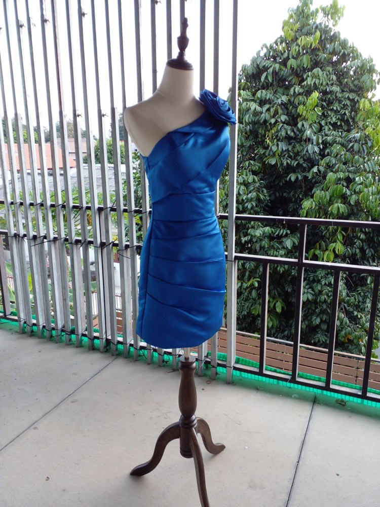 พร้อมเช่า ชุดราตรีสั้น ไหล่เฉียง เข้ารูป ตีเกล็ดช่วงกระโปรง ระบายตรงอก แต่งดอกไม้ที่ไหล่ สีน้ำเงิน