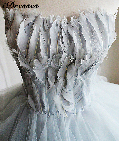 พร้อมเช่า ชุดแฟนซี ชุดราตรีสั้น สีเทา เกาะอก ขนนก กระโปรงระบายเป็นชั้น ๆ เชือกผูกหลัง