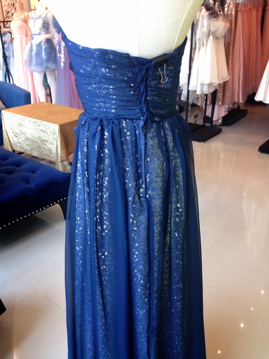 พร้อมเช่า ชุดราตรียาว เกาะอก สีกรมท่า ตัวชุดสวยหรู แต่งเลื่อมทั้งชุด ผ้าด้านนอกเป็นผ้าชีฟอง (เชือกผูกหลัง)