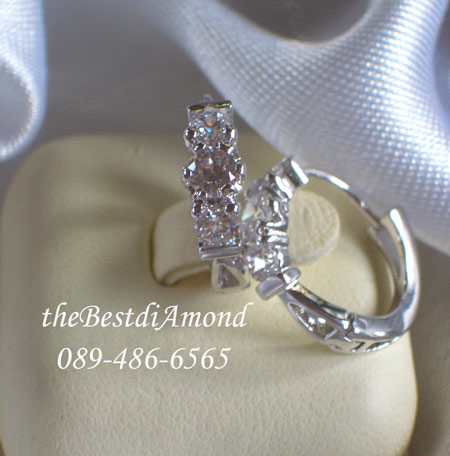 ==BE911RD+++ต่างหูแถวเพชร3เม็ดแบบห่วง+++ เรียบ หรู ดูดี ใส่ได้เรื่อยๆ ใส่ติดหูได้ตลอด งานเรียบร้อย ไม่ล้าสมัย ไม่ใหญ่เกินไป ขายดีมากค่ะ