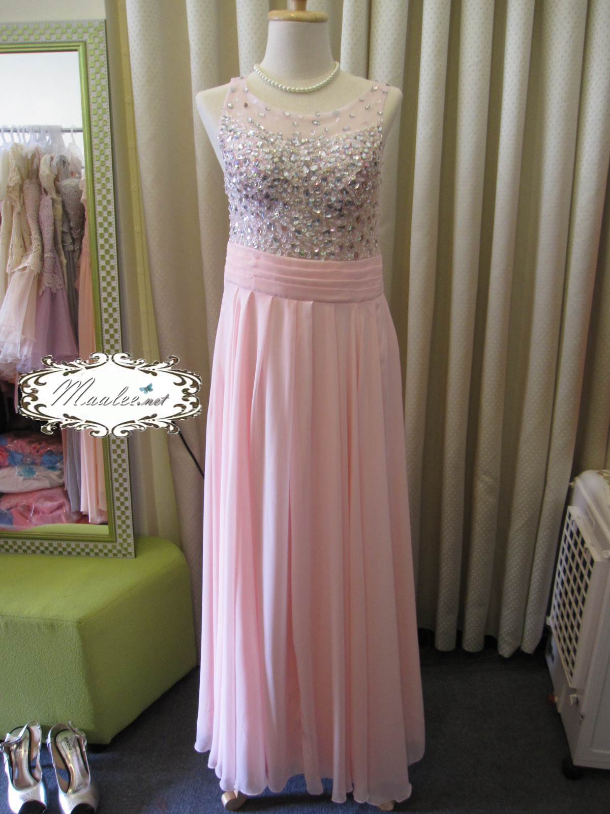 พร้อมส่ง ชุดราตรียาว สีชมพู ปักเลื่อมช่วงอก ด้านหลังเป็นซีทรู สวยหวาน (ซิปข้างลำตัว)