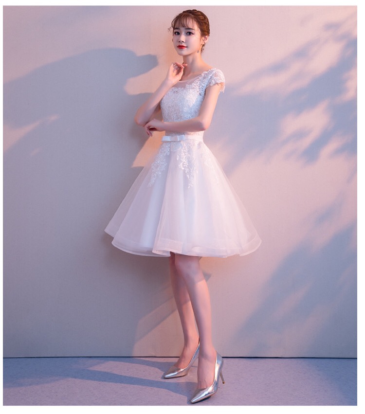 พร้อมเช่า ชุดราตรีสั้น แขนสั้น สีขาว สวยหวาน กระโปรงตาข่าย ตัวชุดลูกไม้&แต่งโบว์ช่วงเอว (ซิปหลัง)