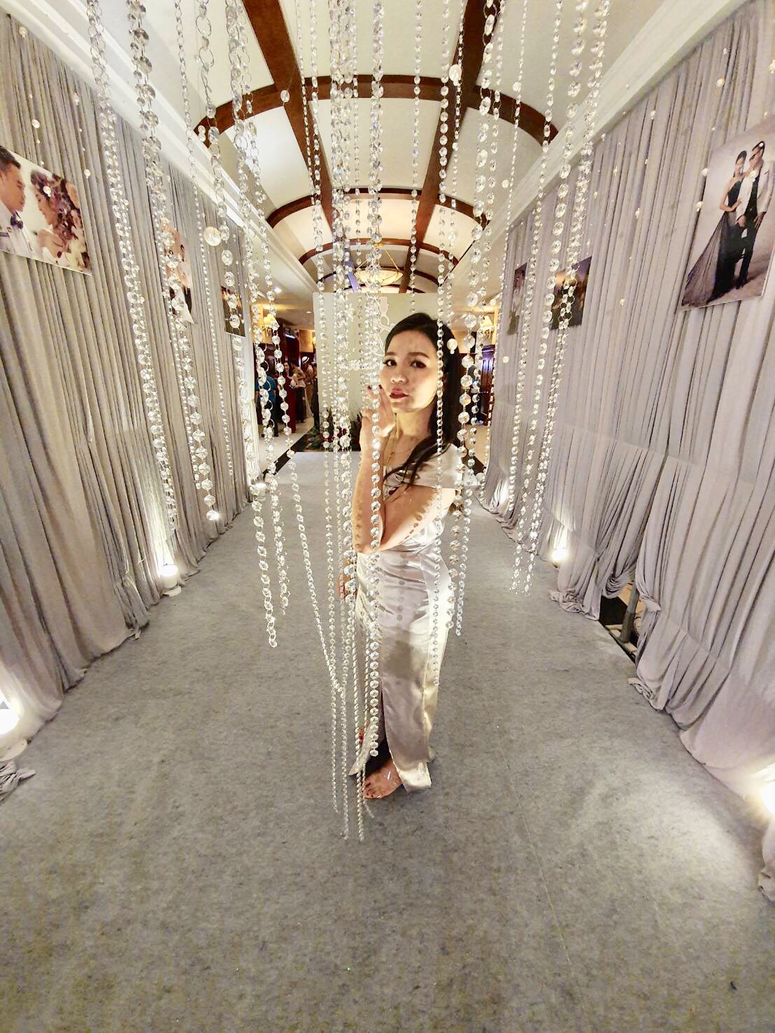 พร้อมเช่า ชุดเดรส เดรสไหล่เดียว ผ้าดัชเชส ไหล่จับเดรป ผ่าหน้าขา สีเทา