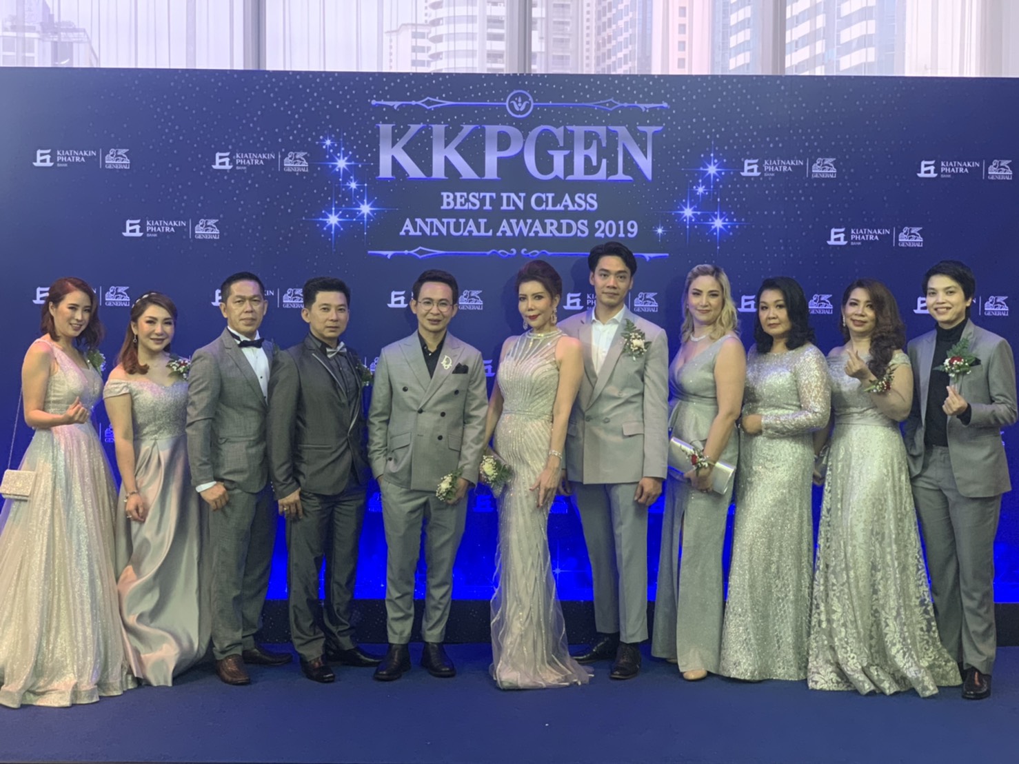 พร้อมเช่า ราตรียาว แขนกุด คอวี แต่งระบายช่วงเอว หรูหรา ผ้า Glitter สีเทา