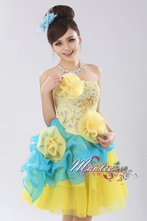 พร้อมเช่า ชุดแฟนซี ชุดราตรีสั้น เกาะอก สีเหลือง/ฟ้า แต่งดอกไม้ อกแต่งเลื่อม กระโปรงผ้าแก้ว น่ารักฟรุ้งฟริ้ง