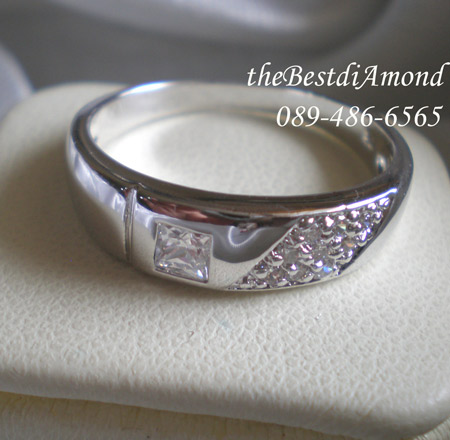 BR950RD++แหวนคู่ ++สองสไตน์ เก๋เท่ห์ เพชรสี่เหลี่ยมฝังแบบล็อค ด้านข้างวางรูปแบบเฉียงๆเป็นรูปสี่เหลี่ยมขนมเปียกปูนฝังแบบจิกไข่ปลา เก๋ดีค่ะ