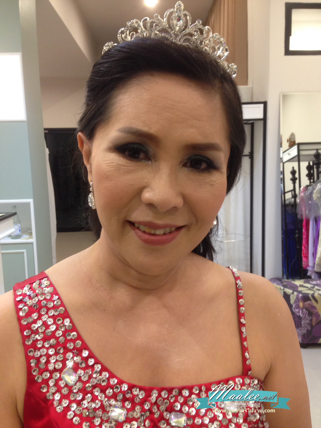พร้อมเช่า ชุดราตรียาว ไหล่เฉียง สีแดงก่ำ จับจีบที่เอว คอประดับลูกปัดคริสตัลสวยหรู