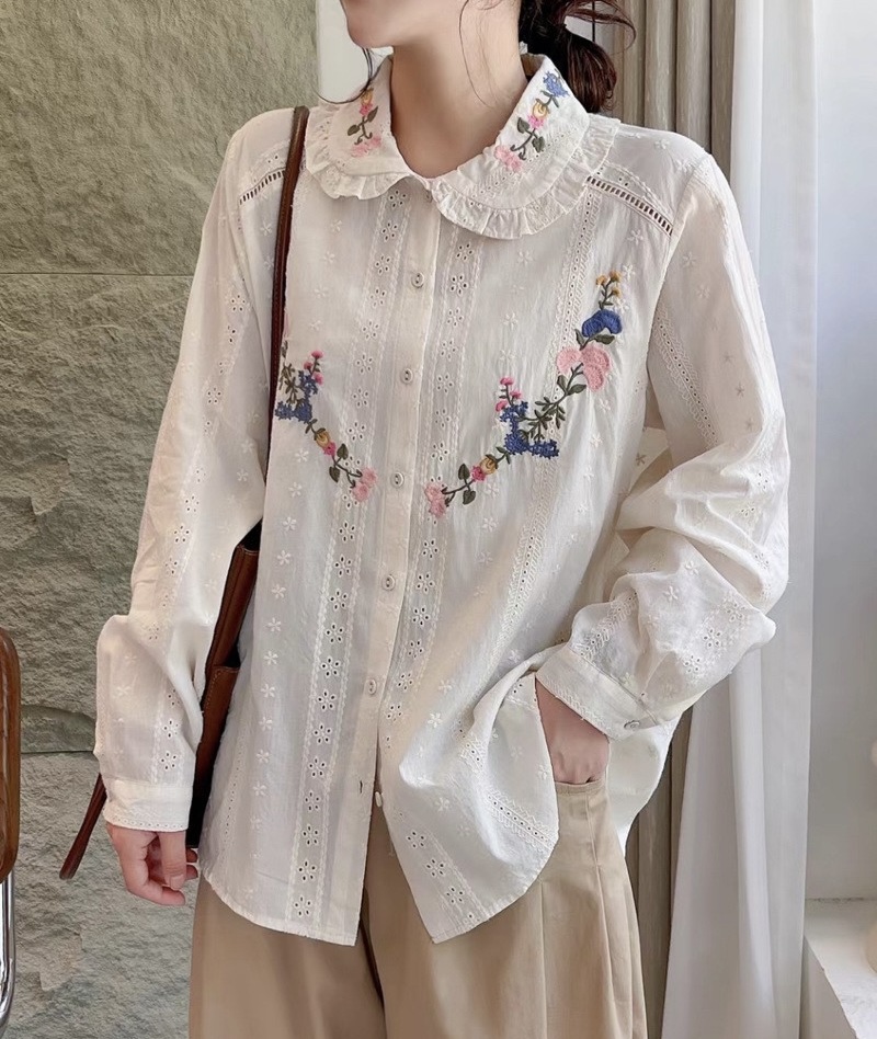 เสื้อคอบัวผ้าลูกไม้ลายปัก