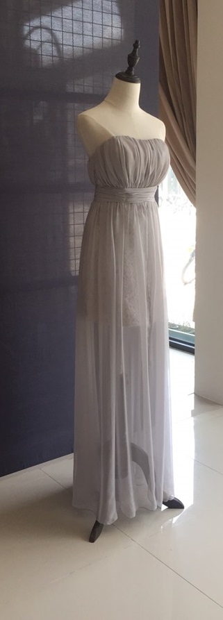 พร้อมเช่า ชุดเดรสยาว เกาะอกสีเทา ผ้าชีฟอง แต่งลูกไม้เก๋ๆ น่ารักมาก