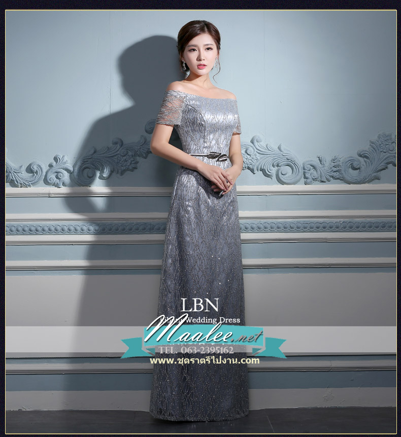 พร้อมเช่า ชุดราตรียาว แบบไหล่ปาดแขนสั้น สีเทา แต่งเม็ดกากเพชรทั้งชุด มาพร้อมเข็มขัดรูปใบไม้สีทอง หรูมาก