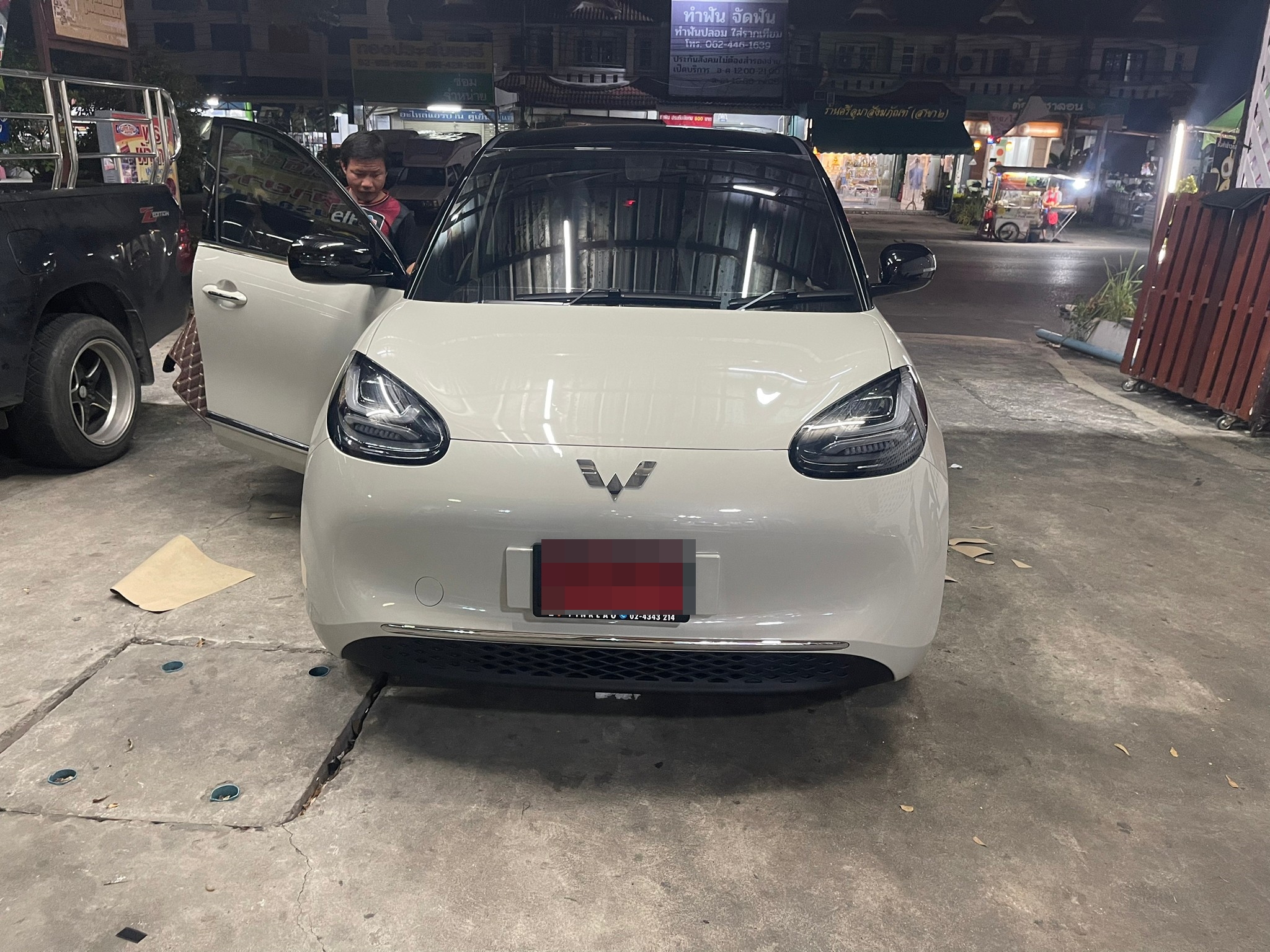 พรมรถยนต์ Wuling Bingo (วู่หลิง บิงกัว อีวีวู่หลิง บิงกัว อีวี) ปูพรมVVIP สีกาแฟด้ายทอง เต็มคัน