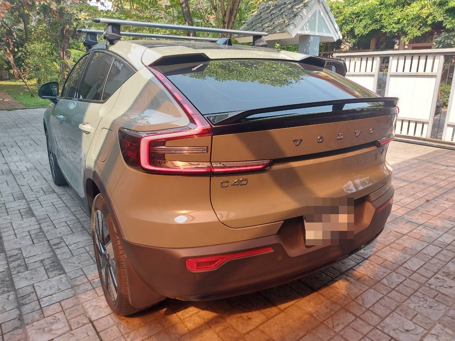 พรมรถ Volvo C40 ปูพรมไวนิลดักฝุ่น สีดำขอบดำ