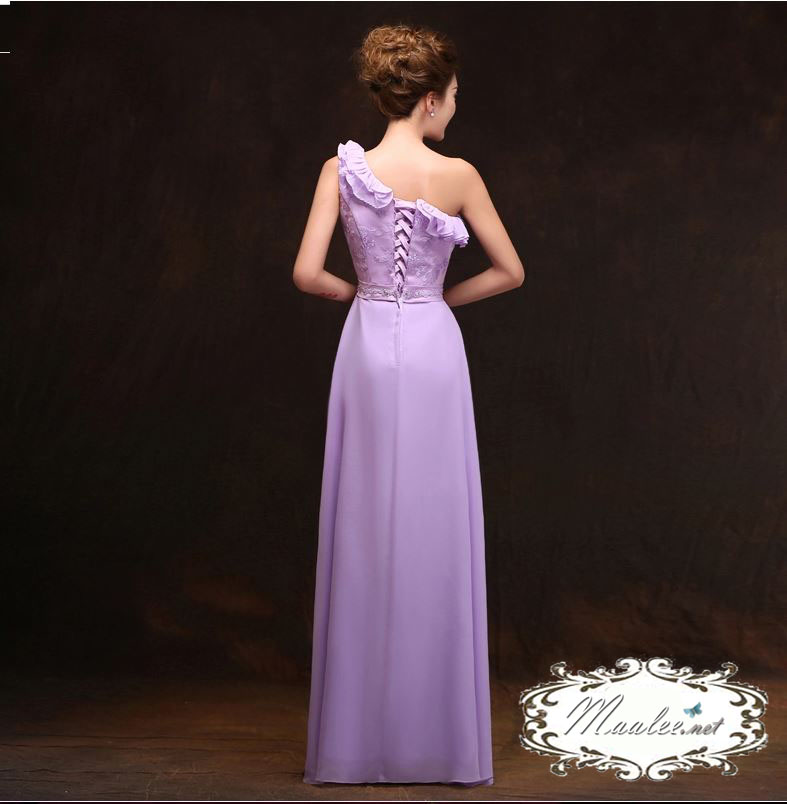 พร้อมส่ง ชุดราตรียาว แบบไหล่เดียว ลูกไม้แต่งระบายช่วงอก กระโปรงผ้าชีฟอง แต่งเอวด้วยคริสตัล สีครีม (เชือกผูกหลัง)