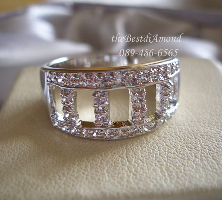 BR514RD+++แหวนแถวแบบตั้ง+นอน+++ สวยมากๆๆใส่แล้วแพรวพราว วิ๊งๆเลยค่ะ รูปแบบเก๋ไก๋มาก เล่นดีไซน์ 3 แถวโดยแถวบน-ล่าง เป็นแถวแนวนอน ตรงกลางเป็นแนวตั้ง