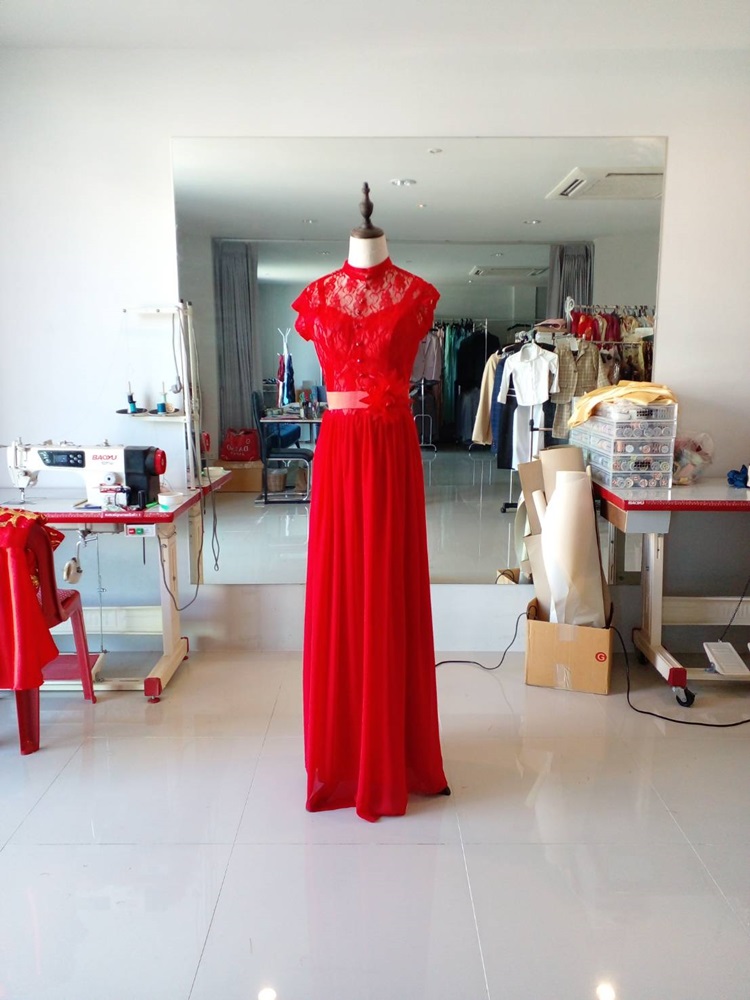 พร้อมส่ง ชุดราตรียาว ลูกไม้หวาน แขนสั้น แต่งเอวดอกไม้ กระโปรงผ้าชีฟอง สีแดง