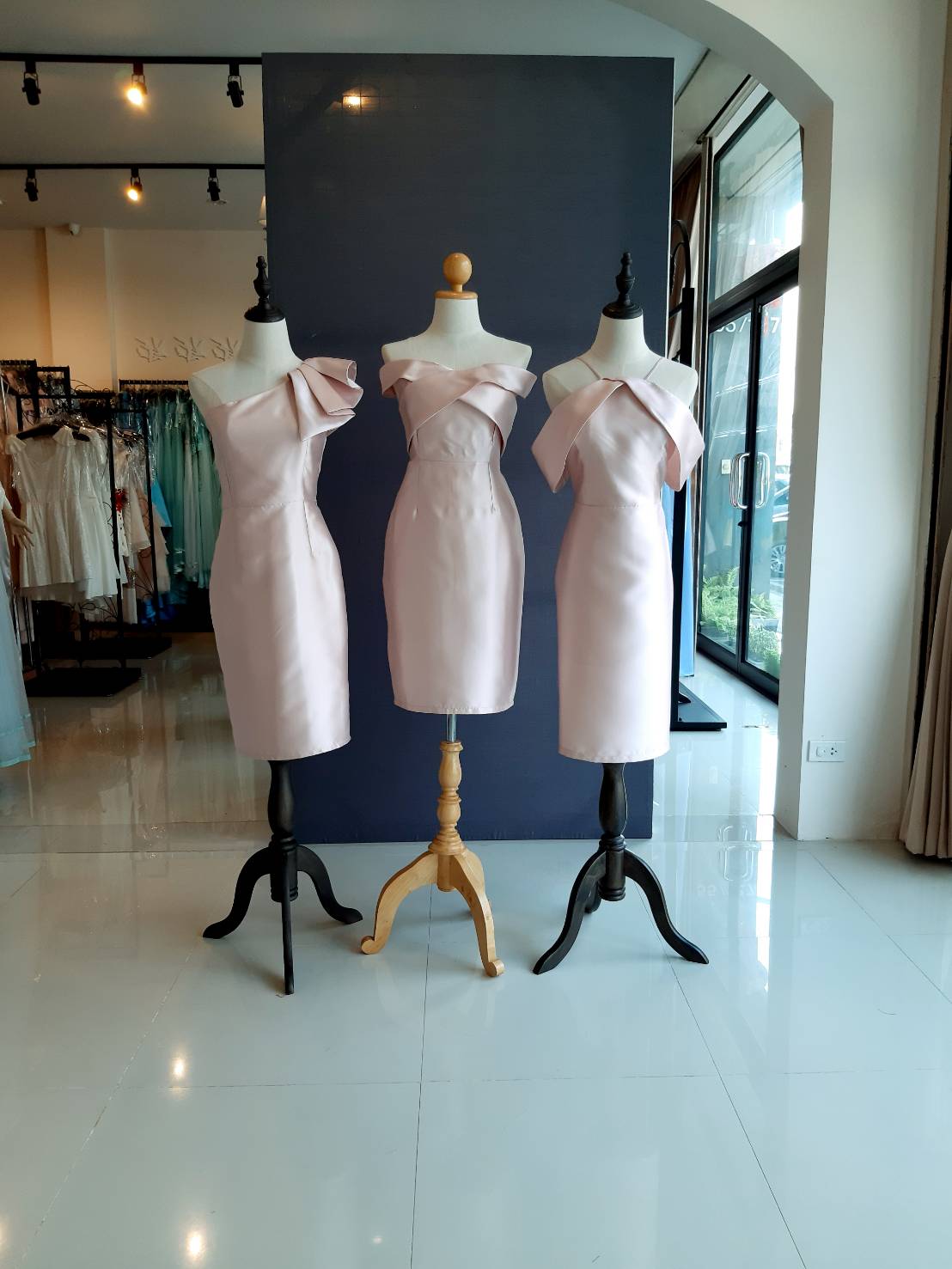 พร้อมเช่า ราตรีสั้น ไหล่เดียว ชุดเดรสเดรสเนื้อไหม ทรงเข้ารูป แต่งระบาย สีชมพู