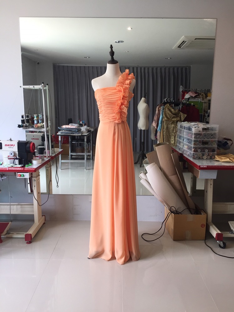 พร้อมเช่า ชุดราตรียาว ไหล่เดียว จับจีบตลอดช่วงเอว แต่งระบายไหล่ซ้าย เรียบหรู สีฟ้า