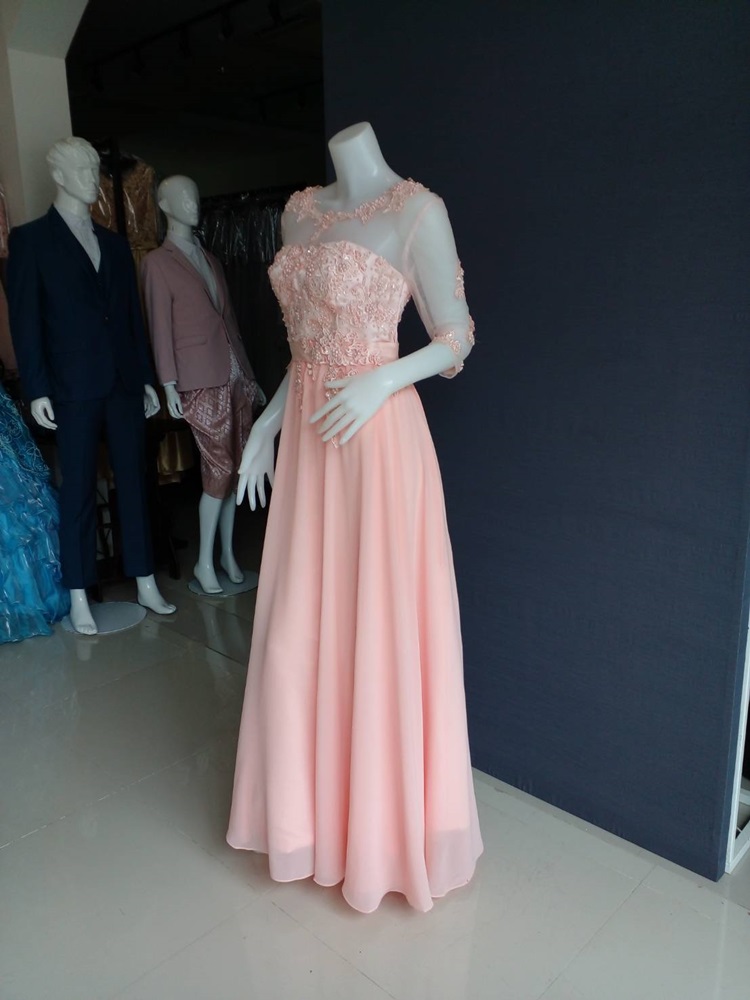 พร้อมเช่า ชุดราตรียาว สีโอโรส แขนยาว แบบเรียบหรู แต่งลูกไม้เซาะดอก ปักลูกปัดมุก