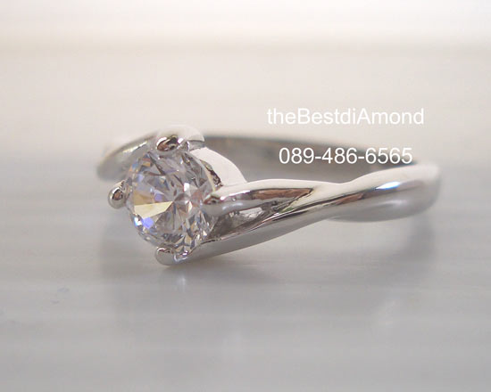 BR429RD+++แหวนเพชรเม็ดเดี่ยวขนาดกลาง ก้านไขว้+++เรียบ หรูหรา ดูดีมีระดับ ใส่ติดนิ้วได้เลย เพชรตรงกลางขนาด 40 สต(4.8 mm)เพชรวิ๊งๆเลยค่ะ